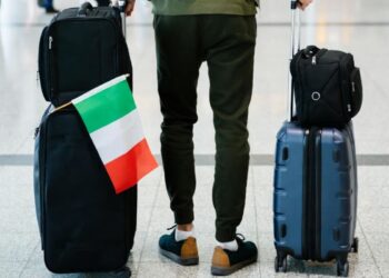 Un italiano con la valigia pronto a partire per l'estero