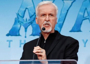 Un primo piano di James Cameron