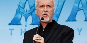 Un primo piano di James Cameron