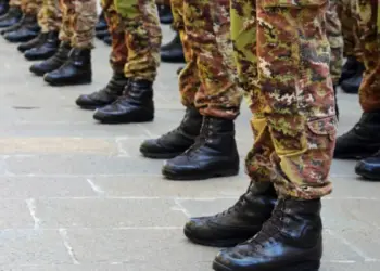 Macron annuncia leva militare volontaria per giovani dai 18 anni dal 2026