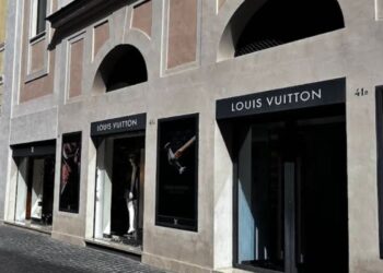 La vetrata del negozio Louis Vuitton in via Condotti a Roma