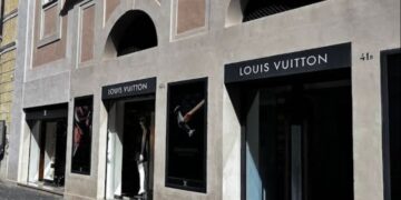 La vetrata del negozio Louis Vuitton in via Condotti a Roma