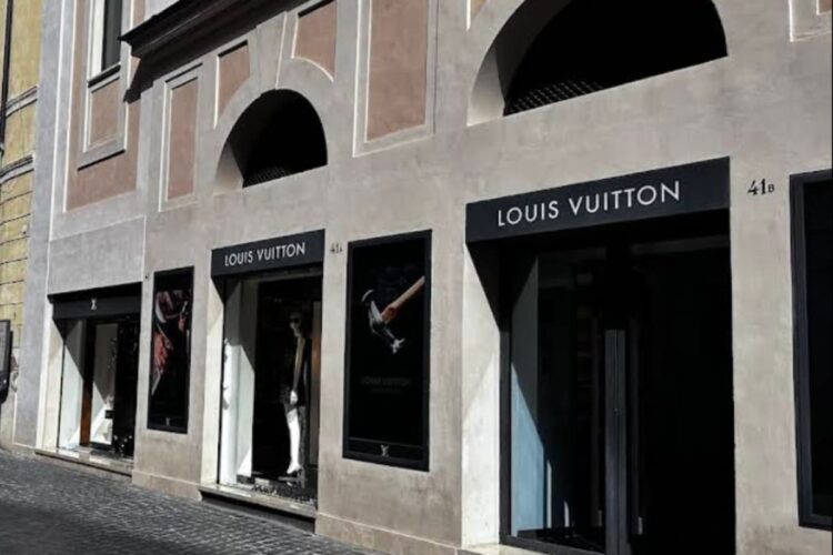 La vetrata del negozio Louis Vuitton in via Condotti a Roma