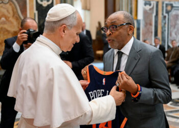 Spike Lee consegna una canotta Nba a Papa Leone