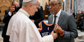 Spike Lee consegna una canotta Nba a Papa Leone