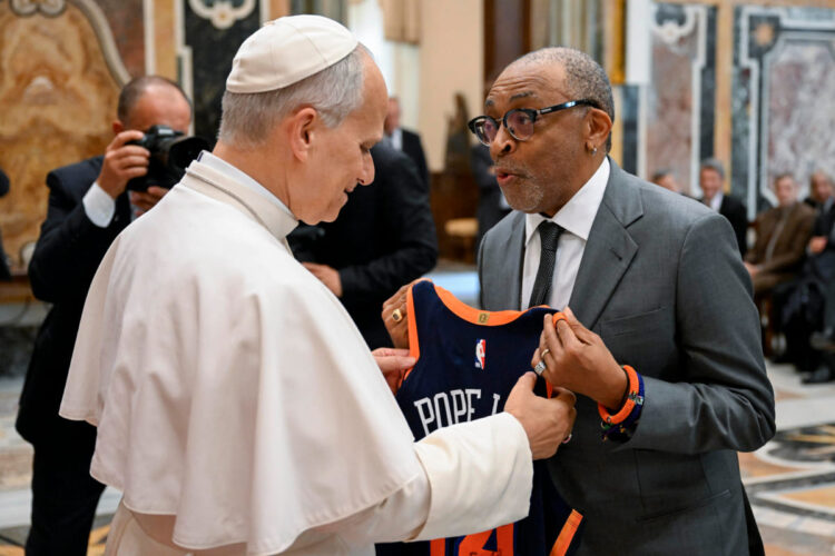 Spike Lee consegna una canotta Nba a Papa Leone