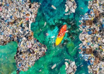 Enzimi evoluti: come la plastica sta insegnando ai batteri dell’oceano a nutrirsi di rifiuti