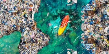 Enzimi evoluti: come la plastica sta insegnando ai batteri dell’oceano a nutrirsi di rifiuti