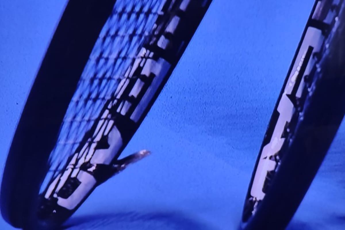 La racchetta di Sinner si rompe dopo un servizio troppo potente