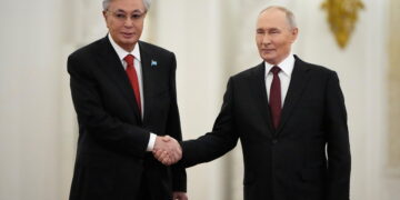 I presidenti di Russia e Kazakistan: Vladimir Putin Kassym-Jomart Tokayev