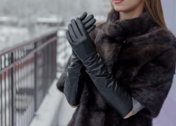 La nuova ossessione della moda: guanti lunghissimi, fetish e impossibili da ignorare