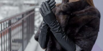 La nuova ossessione della moda: guanti lunghissimi, fetish e impossibili da ignorare