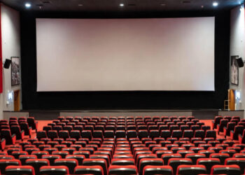 Una sala cinematografica vuota prima di un film