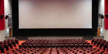 Una sala cinematografica vuota prima di un film