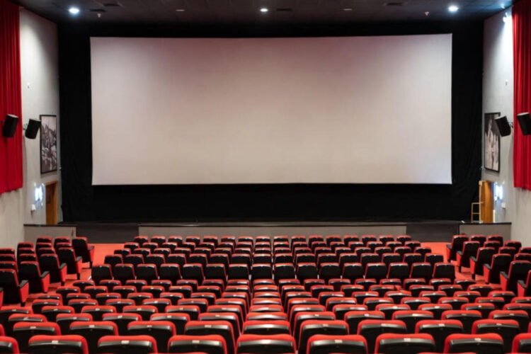 Una sala cinematografica vuota prima di un film
