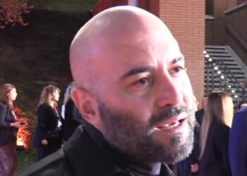 Un primo piano di Giuliano Sangiorgi, frontman dei Negramaro