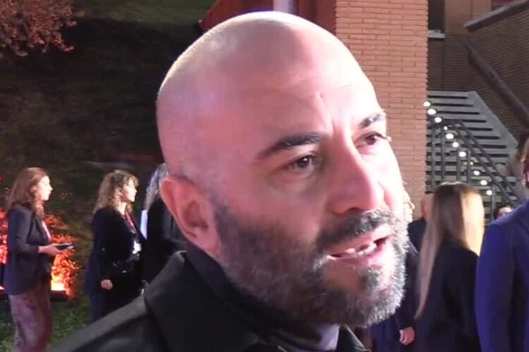 Un primo piano di Giuliano Sangiorgi, frontman dei Negramaro