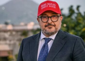 Sangiuliano indossa il cappello Maga di Trump