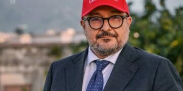 Sangiuliano indossa il cappello Maga di Trump