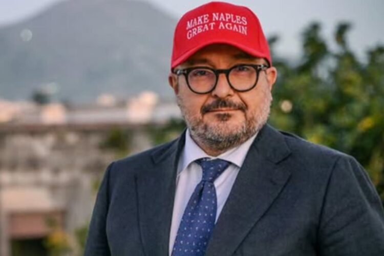 Sangiuliano indossa il cappello Maga di Trump