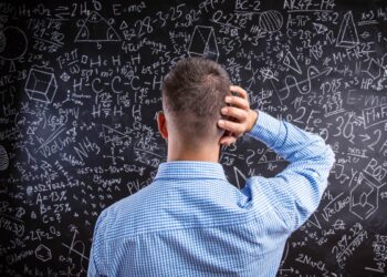 Il vero motivo per cui sempre più adulti stanno tornando a studiare partendo dal tavolo di casa