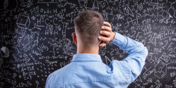 Il vero motivo per cui sempre più adulti stanno tornando a studiare partendo dal tavolo di casa