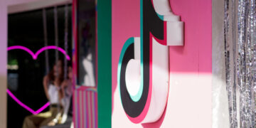 TikTok ora vende quasi quanto eBay: la trasformazione che nessuno aveva previsto