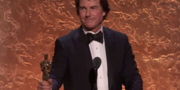 Tom Cruise ritira il premio Oscar