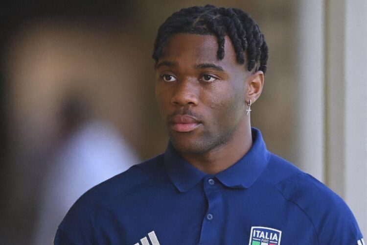 Un primo piano di Destiny Udogie