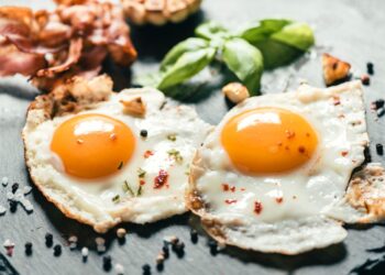 Non rompo più le uova quando le cuocio: il piccolo trucco degli chef in cucina ora spopola
