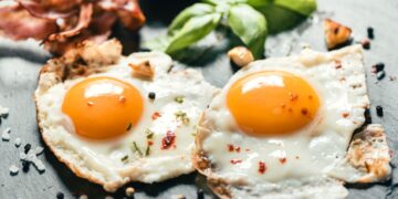 Non rompo più le uova quando le cuocio: il piccolo trucco degli chef in cucina ora spopola