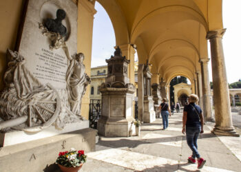 Dove riposano davvero Dante, Leopardi e Manzoni: luoghi che pochi visitano