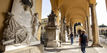 Dove riposano davvero Dante, Leopardi e Manzoni: luoghi che pochi visitano