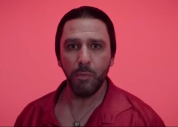 Checco Zalone mentre canta la Prostata Enflamada