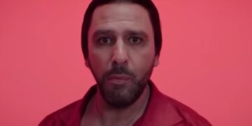 Checco Zalone mentre canta la Prostata Enflamada