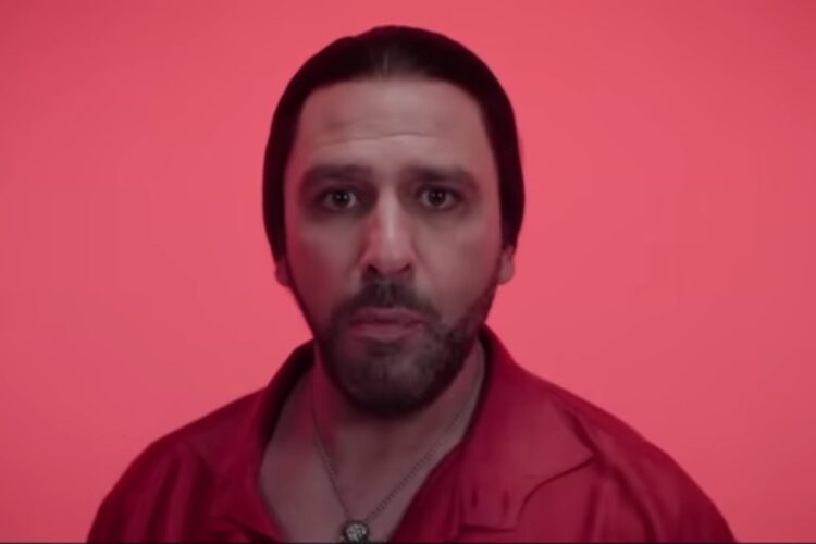 Checco Zalone mentre canta la Prostata Enflamada