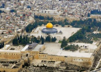 Coloni israeliani nella moschea di Al Aqsa a Gerusalemme