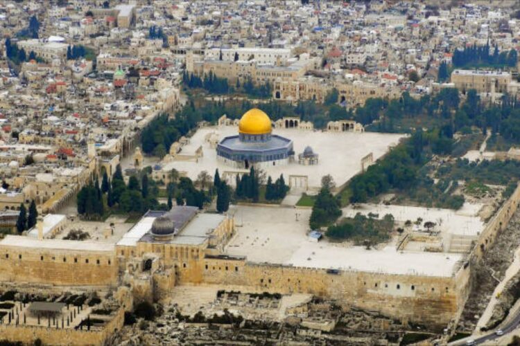 Coloni israeliani nella moschea di Al Aqsa a Gerusalemme