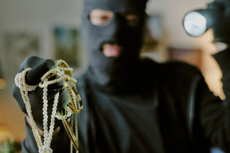 Come evitare i furti in casa a Natale