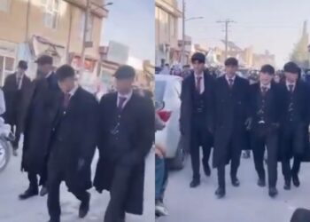 Dei ragazzi vestiti come i personaggi di Peaky Blinders