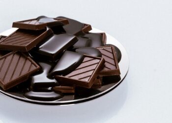 Del cioccolato fondente su un piattino