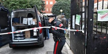 Donna trovata morta in un cortile a Milano