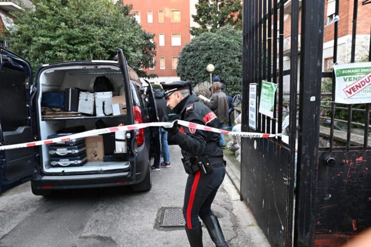 Donna trovata morta in un cortile a Milano