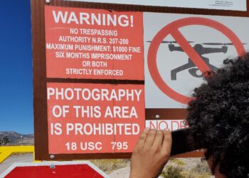 I divieti esposti nelle vicinanze dell'Area 51