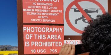 I divieti esposti nelle vicinanze dell'Area 51