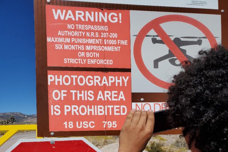 I divieti esposti nelle vicinanze dell'Area 51