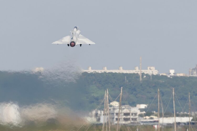 Il decollo di un caccia Taiwan Air Force Mirage 2000