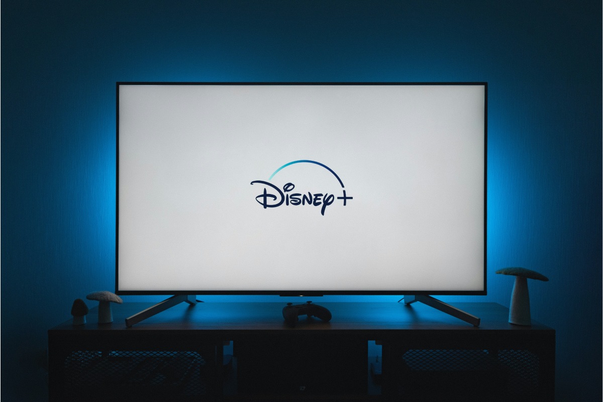 Il logo di Disney+ sullo schermo di una tv