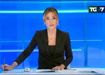 La moglie di Carlo Vanzini in diretta con il tatuaggio "No pasa nada"