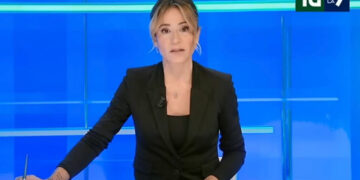 La moglie di Carlo Vanzini in diretta con il tatuaggio "No pasa nada"